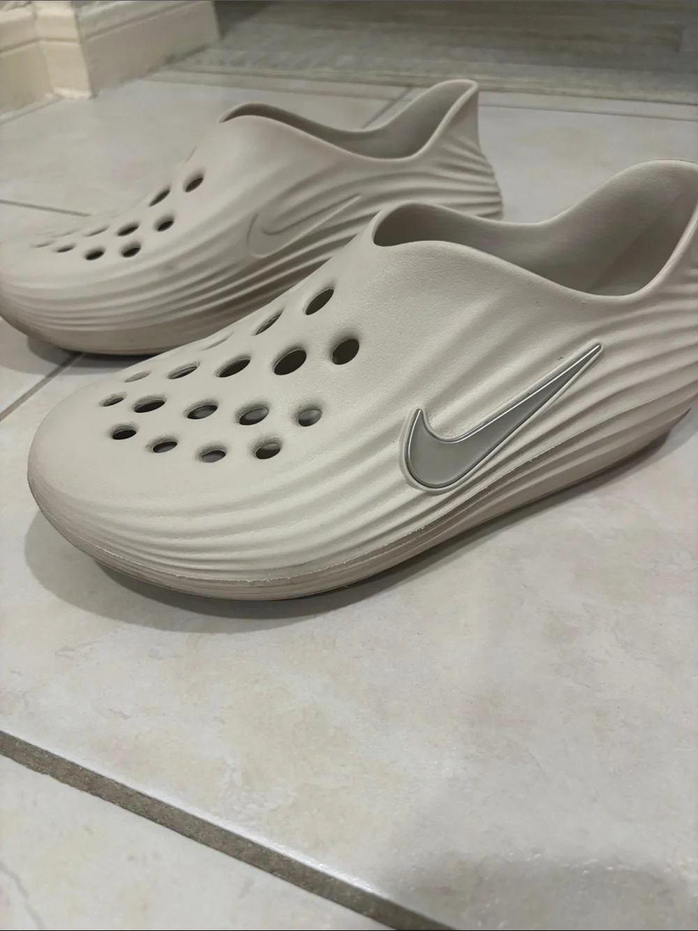 Nike Men’s Foam Water Shoes in Cream/Off-White